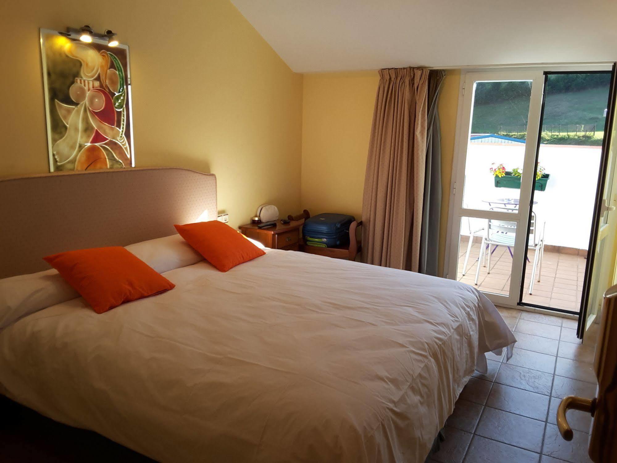 Hostal Jai Alai Leitza  Bagian luar foto