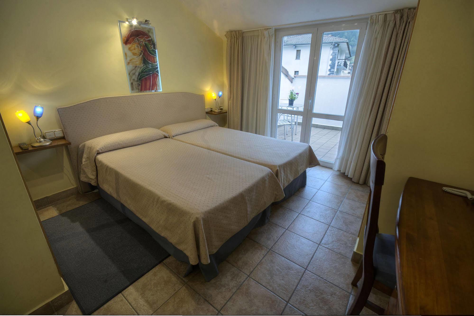 Hostal Jai Alai Leitza  Bagian luar foto